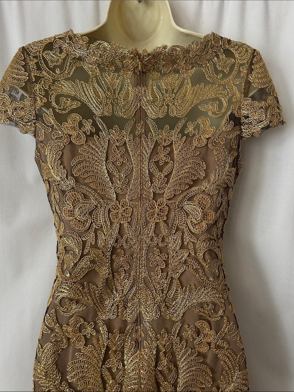 Tadashi Shoji Gold Lace Cap Sleeve Body Con Sheath Mini Dress **Size 2** 🌺🌺 - Picture 5 of 7